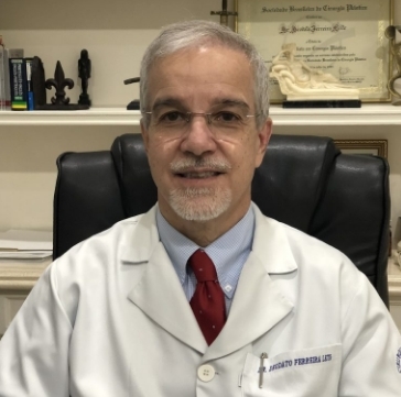 Foto do Dr. Deodato Ferreira Leite, um homem branco de meia idade com cabelos e cavanhaque grisalho e óculos